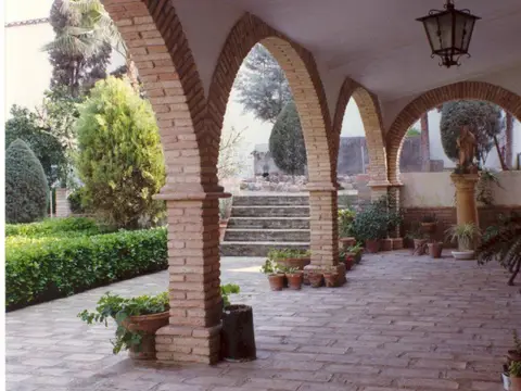 claustro con columnata de arcos
