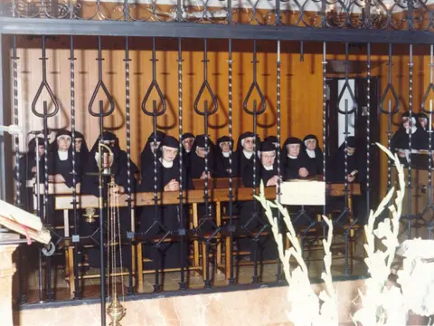 la comunidad de monjas minimas tras la reja del locutorio