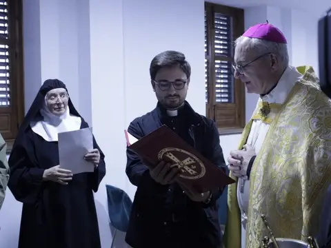 una religiosa agustina recoleta junto al obispo en el convento