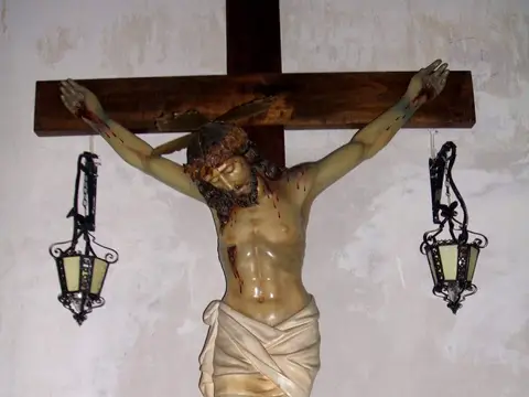 crucifijo dentro de la iglesia