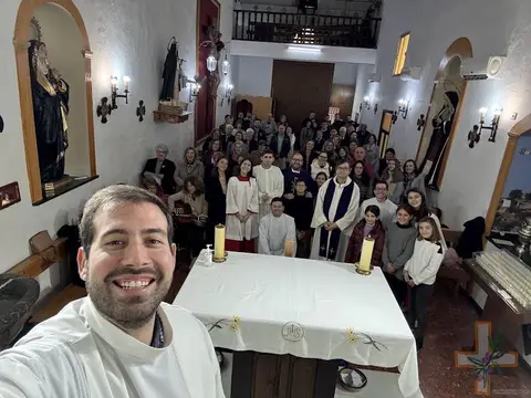 capilla interior con un grupo durante una convivencia