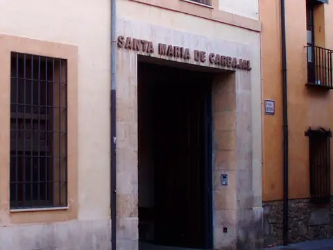 portada del monasterio de Santa Maria de Carbajal, entrada del albergue
