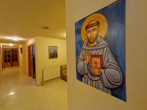 pasillo interior con el icono de san Francisco