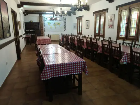 comedor con las mesas puestas