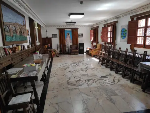 salon de estar con suelo de mosaico