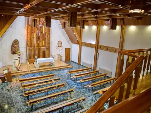capilla desde el fondo, con los bancos