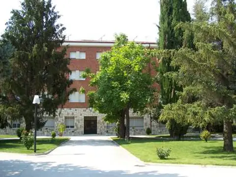 exterior de la casa desde los jardines y la entrada