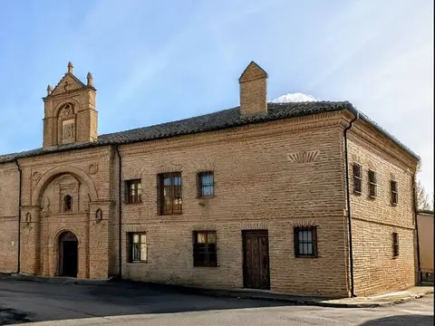 fachada completa del monasterio, con la torre de la iglesia