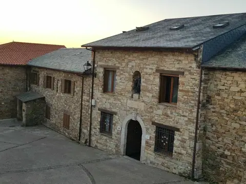 fachada y patio del monasterio