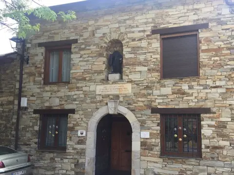 portada del monasterio en la calle Calvario, con la hornacina de san Benito