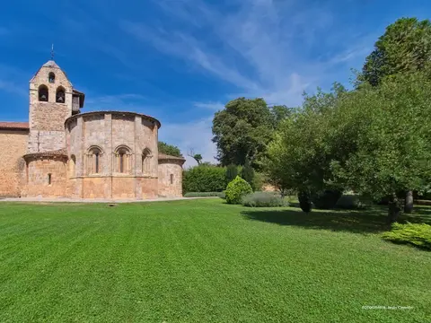 abside de la iglesia del monasterio y jardin