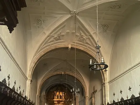 interior de la iglesia del monasterio con el coro