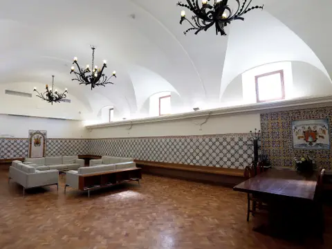 sala común con azulejos y escudo