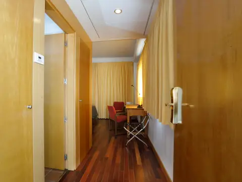 interior de habitación con escritorio