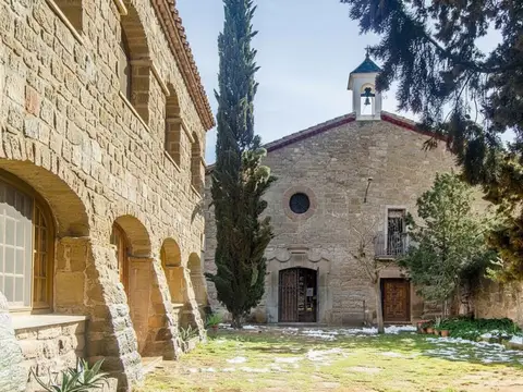 patio interior del monasterio con el porche y la iglesia