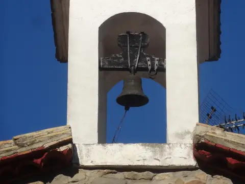 espadaña con la campana del santuario