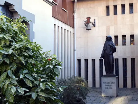 patio con la estatua de la beata Anna Maria Janer, fundadora de la congregación