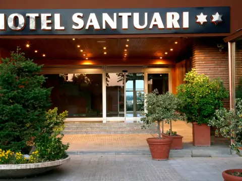 entrada del edificio de acogida del santuario
