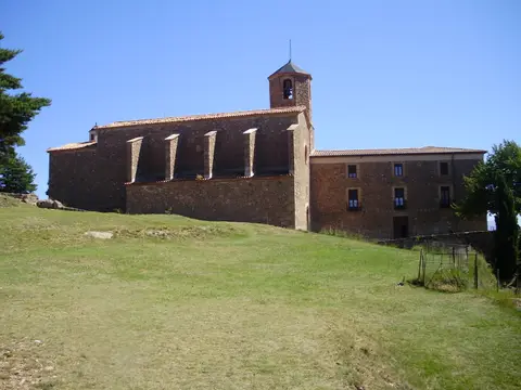 vista lateral del santuario y la casa