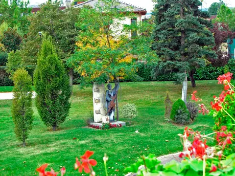 entorno (jardin con imagen de San Marcelino)