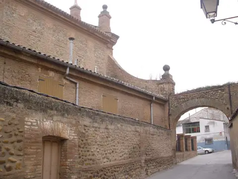 entorno (calle junto al monasterio)
