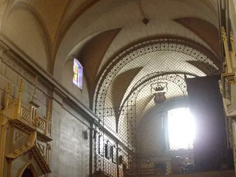 iglesia (coro alto enrejado, tipico de clausura carmelita)