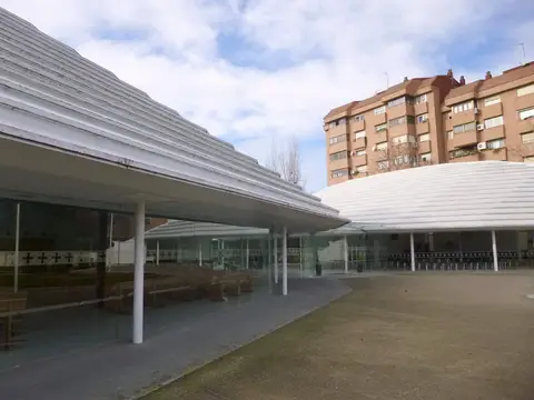 pabellones bajos del complejo parroquial (salones y dependencias) con el porche acristalado