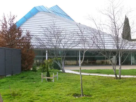 cubiertas del complejo parroquial y zona ajardinada