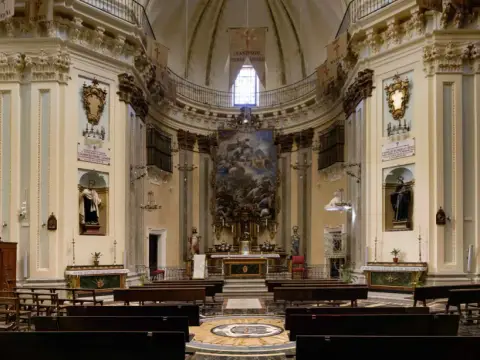 interior de la iglesia del monasterio, con el altar mayor y los retablos laterales
