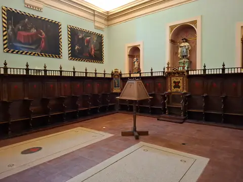 sala capitular del convento, con la sillería de madera y los retablos