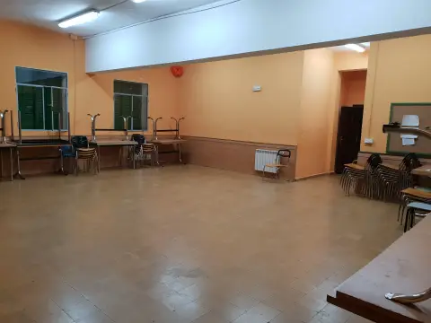 sala de reuniones con mesas y sillas apiladas
