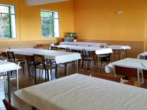 comedor con mesas preparadas