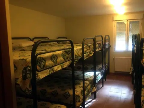 habitación del albergue con camas literas metálicas