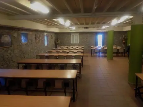 comedor grande con mesas corridas y bancos