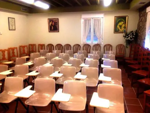 sala de reuniones y actos, con sillas de pala en filas