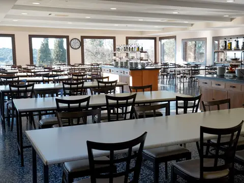 comedor de la casa, con las mesas y el office al fondo
