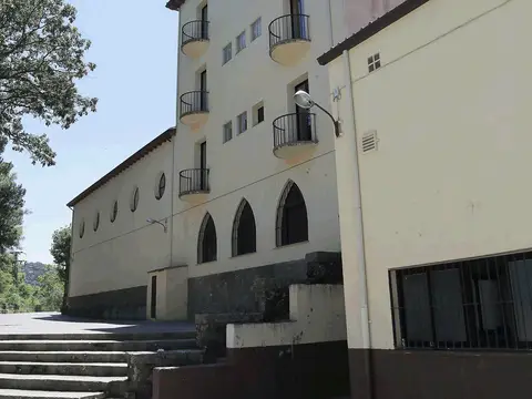 el edificio de la residencia visto desde el lateral