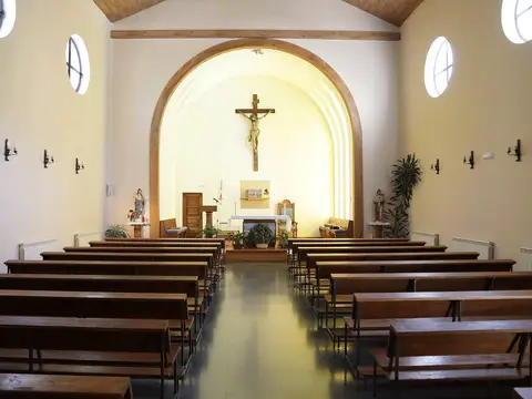 capilla del seminario, con los bancos y el crucifijo del ábside