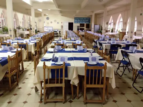 comedor del centro con las mesas puestas