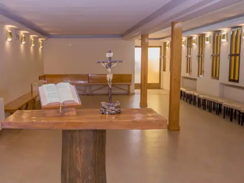 capilla de la casa, con el altar de madera, el crucifijo y el ambón