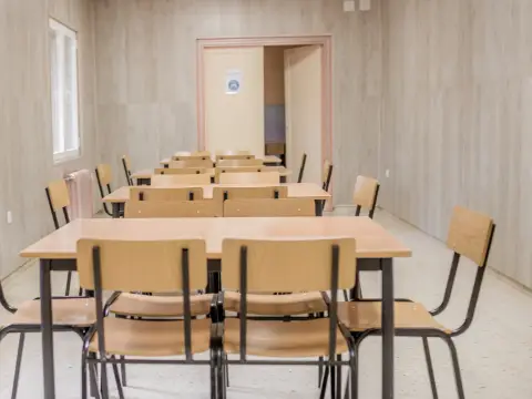 sala de reuniones con mesas y sillas