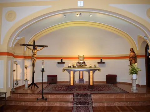 capilla de la casa, con la bóveda, el altar y el crucifijo