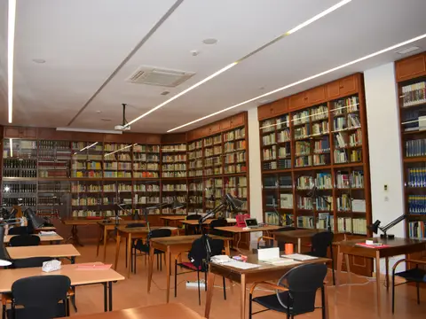 biblioteca con las estanterías de libros y las mesas de lectura
