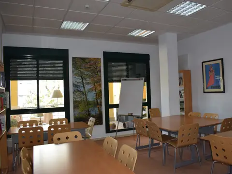 sala de seminario con mesas y sillas para trabajo en grupo