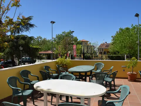 terraza de la casa con mesas y sillas al aire libre