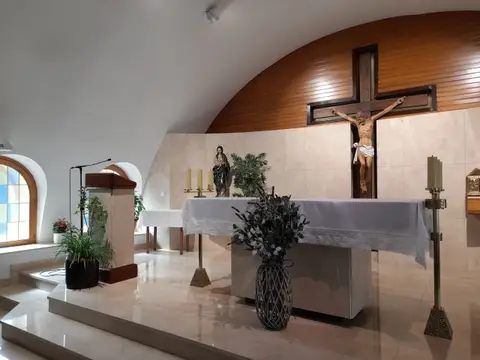 capilla principal, con la bóveda de madera, el altar y el crucifijo