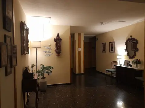 pasillo de la casa con los cuadros y las puertas de las salas