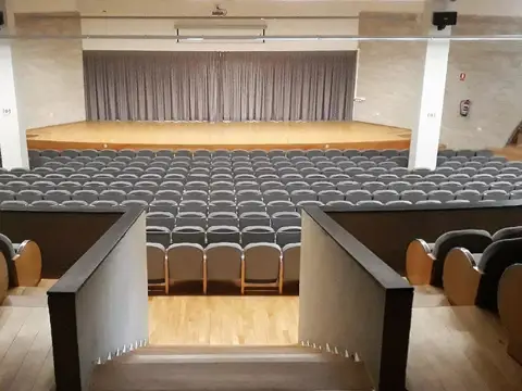 salón de actos con las butacas y el escenario