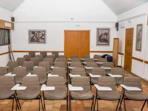 sala de conferencias con las sillas de pala colocadas en filas