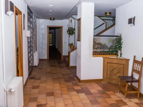 pasillo y zona de estar de la casa, con el arranque de la escalera